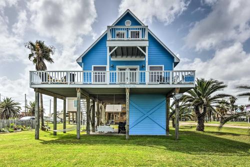 Фотографии гостевого дома 
            Cozy Surfside Beach House with Deck and Gulf Views!