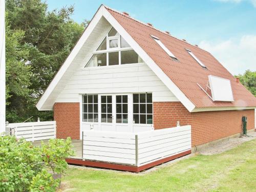 Фотография гостевого дома Three-Bedroom Holiday home in Ringkøbing 21