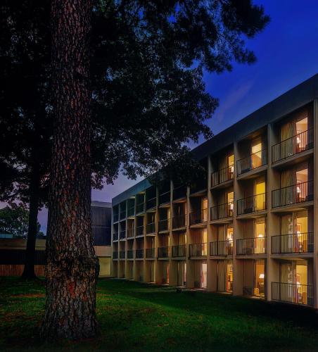 Фотография гостиницы Whispering Woods Hotel & Conference Center