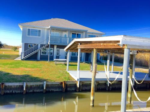 Фотографии гостевого дома 
            Waterfront Slidell Home with Boat Dock and Canal View!