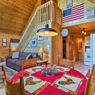 Фотография гостевого дома The Moonshine Cabin with Hot Tub- 3 Mi to Dollywood