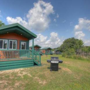 Фотографии базы отдыха 
            Lake Conroe Queen Studio Cabin 5