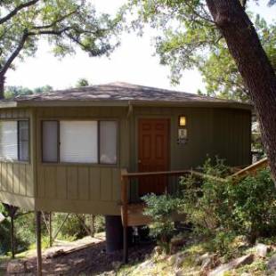 Фотографии гостевого дома 
            Treehouse Bungalow w/ Lake Travis views, pool & hot tub, next to marina (#11)