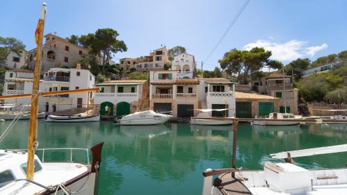 Фотография гостевого дома Puerto Cala Figuera