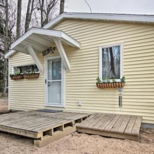 Фотография гостевого дома Newly Built Gold Coast Cottage, Walk to Lake MI