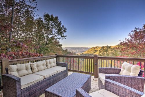 Фотографии гостевого дома 
            Brevard Chalet with Stunning Blue Ridge Mtn Views!