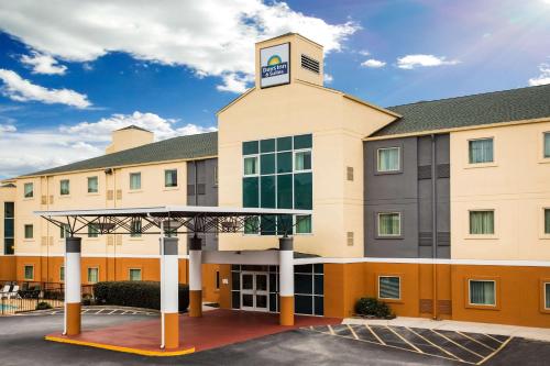 Фотографии гостиницы 
            Days Inn & Suites by Wyndham Augusta Near Fort Gordon