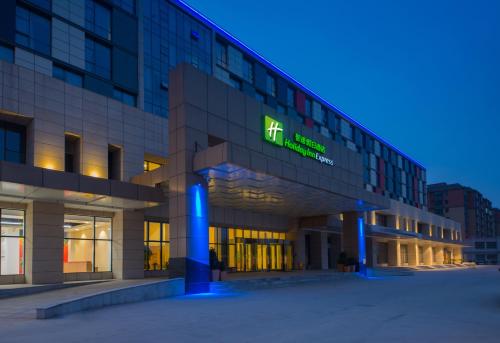 Фотографии гостиницы 
            Holiday Inn Express Zhengzhou Airport, an IHG Hotel