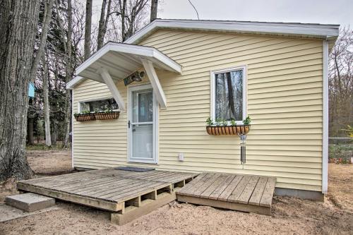 Фотографии гостевого дома 
            Newly Built Gold Coast Cottage, Walk to Lake MI