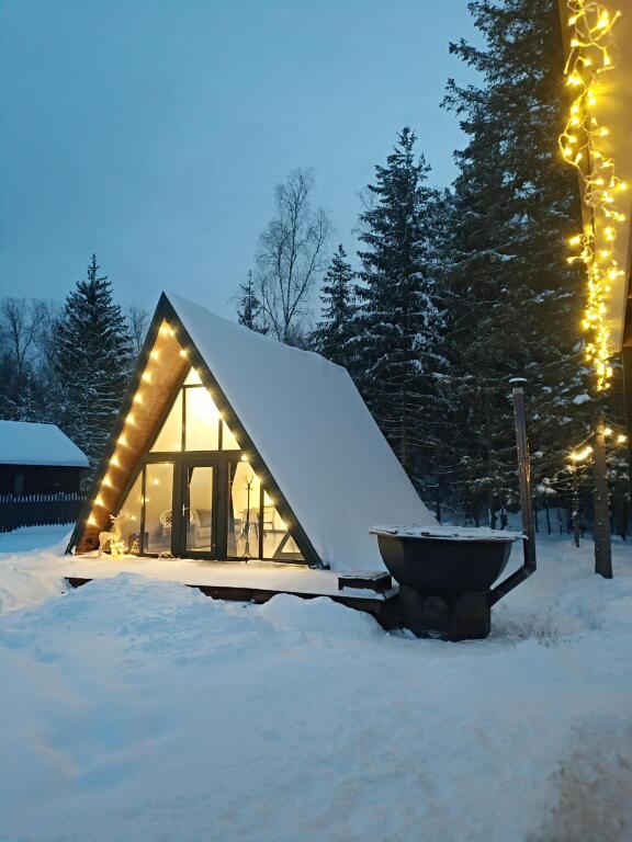 Фотография Коттеджа Дом А-фрейм с банным чаном у леса