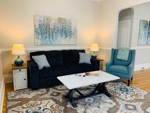 Фотография гостевого дома Stunning Bungalow next to UNC - Free Cruiser Bikes!