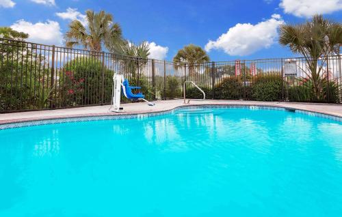 Фотография гостиницы Days Inn & Suites by Wyndham Opelousas