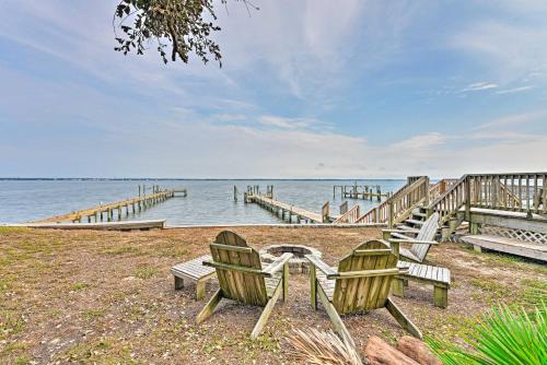 Фотографии гостевого дома 
            Waterfront Emerald Isle Home with Dock Access!