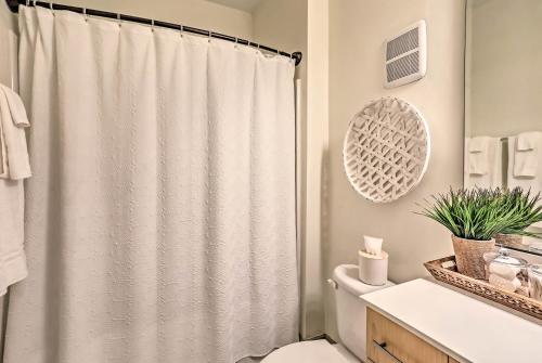 Фотография гостевого дома Downtown Condo half mi to The Wilmington Riverwalk!