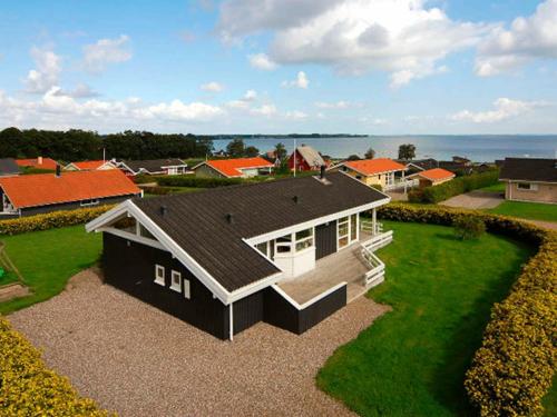 Фотография гостевого дома Three-Bedroom Holiday home in Sjølund 4