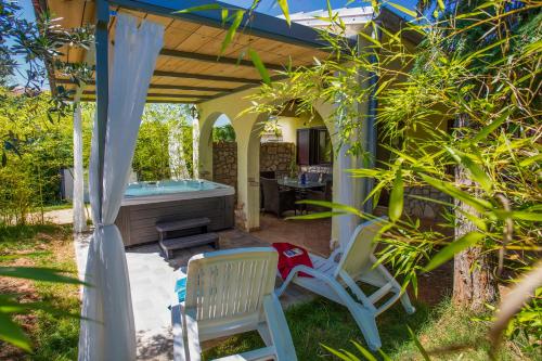 Фотография гостевого дома Lee house, WI-FI,FREE PARKING, HOT TUBE