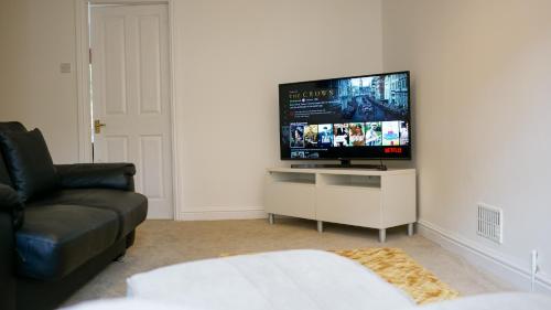 Фотография гостевого дома House number 12 sleeps up to 5 with Smart TVs in every room