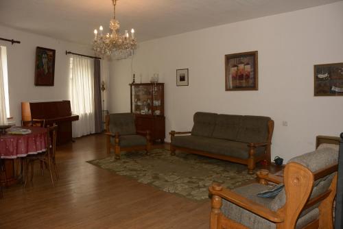 Фотографии гостевого дома 
            Centrally located house with garden