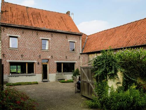 Фотографии гостевого дома 
            Elegant Farmhouse in Michelbeke - Brakel with Terrace, Garden