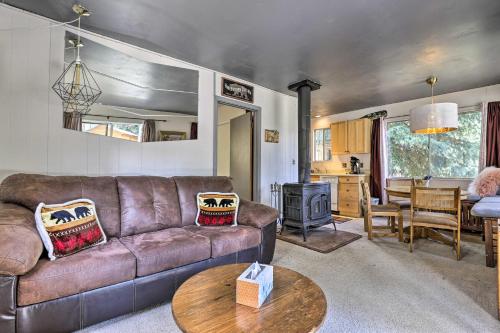 Фотография гостевого дома Grand Lake Cabin with Deck and Direct Beach Access!