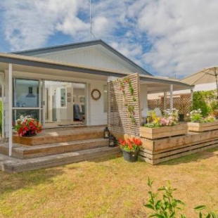 Фотография гостевого дома Park Drive - Whangamata Holiday Home