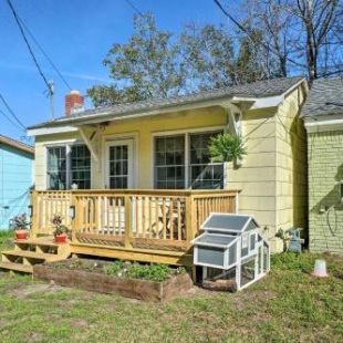 Фотография гостевого дома Cozy Tiny House 4 Miles to Downtown Wilmington!