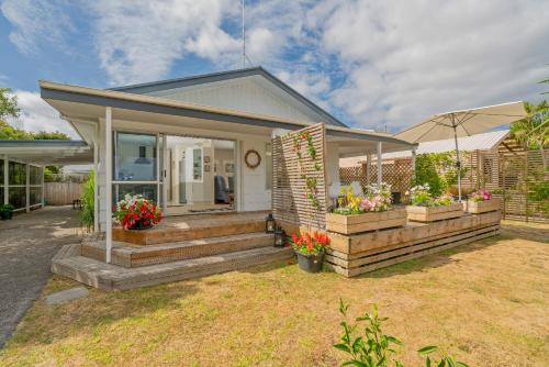 Фотографии гостевого дома 
            Park Drive - Whangamata Holiday Home