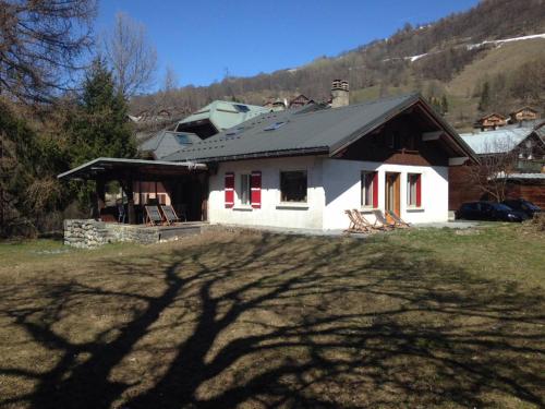 Фотография гостевого дома Chalet de 4 chambres avec jardin amenage et wifi a Valloire