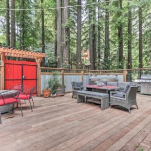 Фотография гостевого дома Redwoods Treehouse Across From the Russian River!