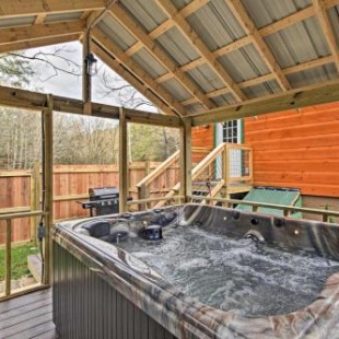 Фотография гостевого дома Just Fur Relaxin Sevierville Cabin with Hot Tub!