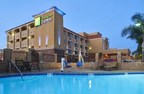 Фотография гостиницы Holiday Inn Express San Diego South - National City, an IHG Hotel