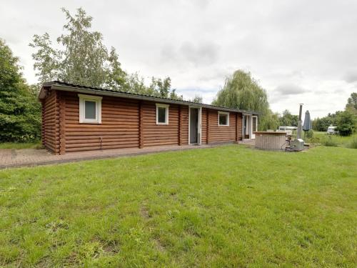 Фотографии гостевого дома 
            Wooden tree trunk bungalow at fish pond in Hoge Hexel, optional with hot tub