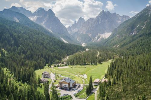 Фотография гостиницы Hotel Dolomitenhof & Chalet Alte Post
