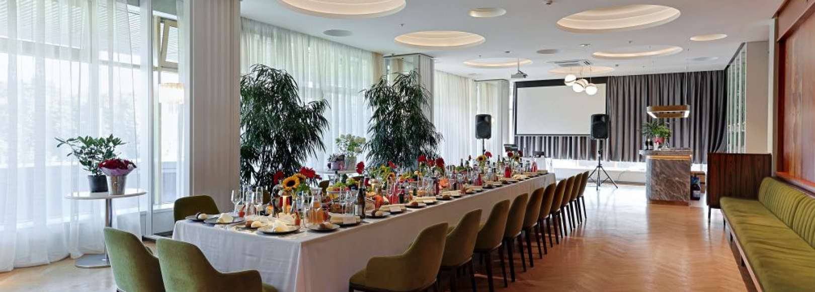 Фотография банкетного зала Зал «Панно»