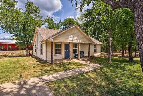 Фотографии гостевого дома 
            Lake Texoma Getaway - 3 Miles to Highport Marina!