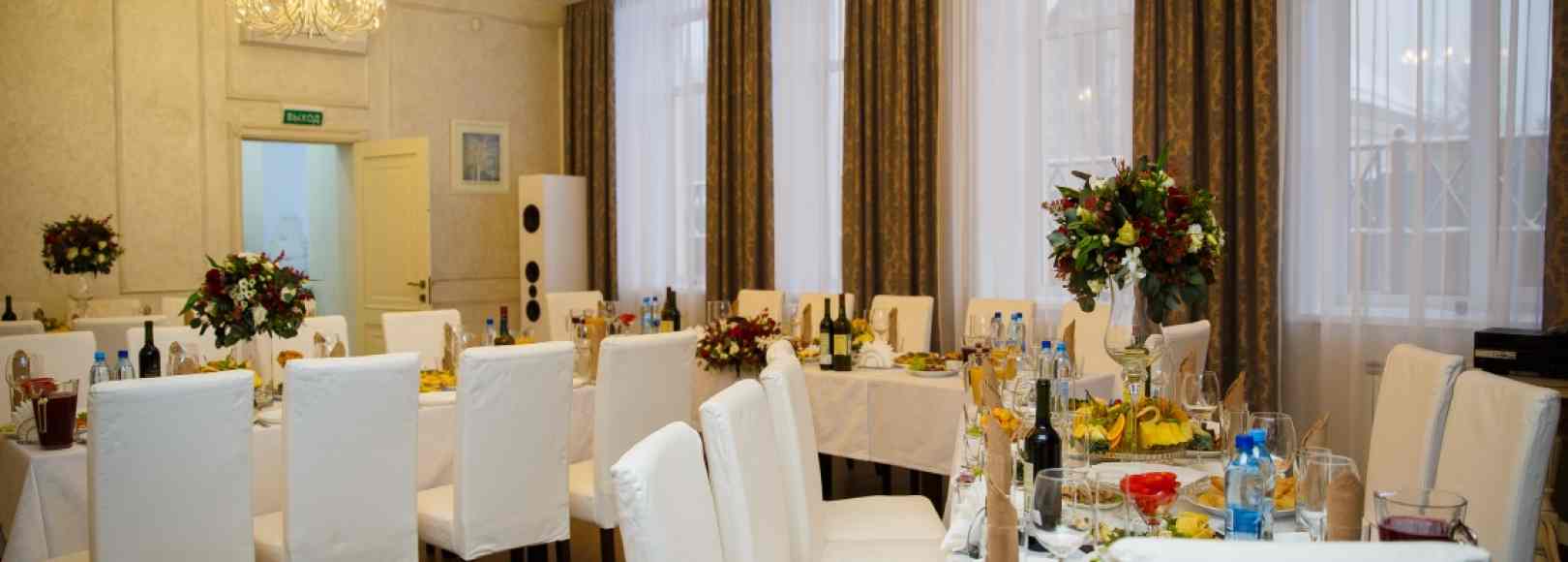 Фотография банкетного зала С камином