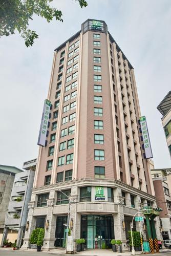 Фотографии гостиницы 
            Holiday Inn Express Kaohsiung Love River, an IHG Hotel