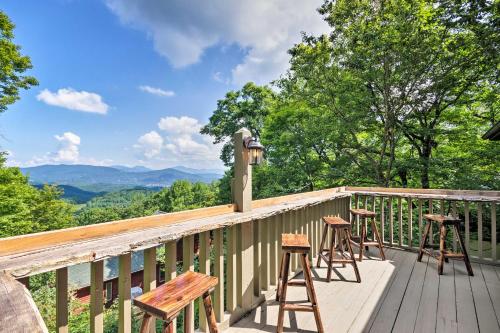 Фотография гостевого дома Cabin with Hot Tub and Mountain Views, Less Than 5 Mi to Boone