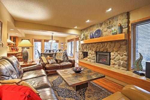 Фотография гостевого дома Creekside Frisco Condo with Mtn Views and Pool Access!