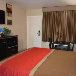 Фотография гостиницы Harbor Inn & Suites Oceanside