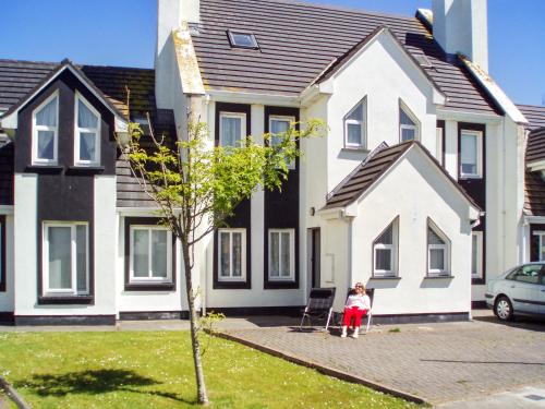 Фотографии гостевого дома 
            4 bedrooms house at Enniscrone 400 m away from the beach with enclosed garden and wifi