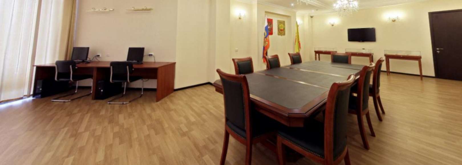 Фотография конференц-зала Зал государственных символов Национальной библиотеки Чувашской Республики