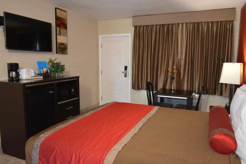 Фотографии гостиницы 
            Harbor Inn & Suites Oceanside