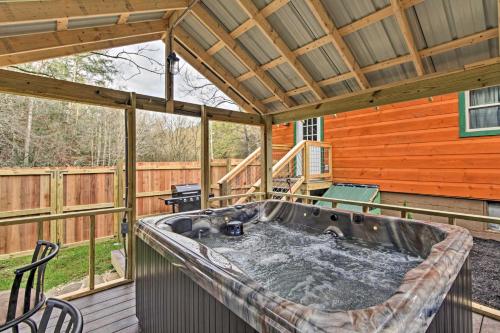 Фотографии гостевого дома 
            Just Fur Relaxin Sevierville Cabin with Hot Tub!