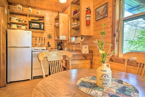 Фотографии гостевого дома 
            Rustic Davis Cabin Less Than half Mile to Turner Falls!