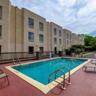 Фотографии мини отеля 
            Red Roof Inn Pensacola Fairgrounds