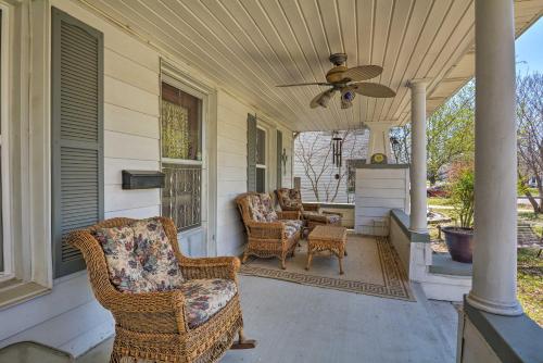 Фотографии гостевого дома 
            Cozy Craftsman Style Home in Downtown Bartlesville