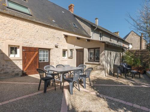 Фотография гостевого дома Simplistic Holiday Home in St-Laurent-sur-Mer with Terrace