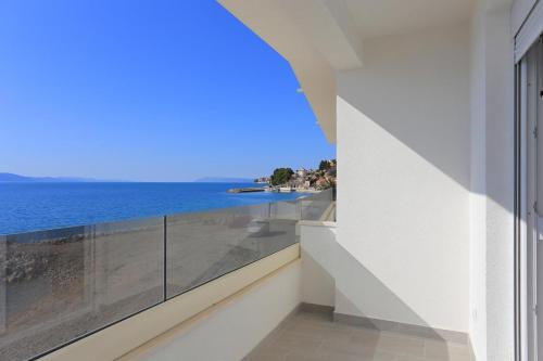 Фотография гостевого дома Family friendly apartments with a swimming pool Zivogosce - Porat, Makarska - 18150