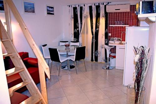 Фотография гостевого дома Apartments and rooms by the sea Tucepi, Makarska - 6058